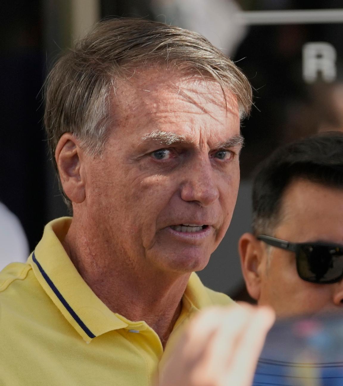 Der ehemalige brasilianische Präsident Jair Bolsonaro kommt im Krankenhaus an, nachdem ihm der Richter des Obersten Gerichtshofs, Alexandre de Moraes, erlaubt hat, seinen Hausarrest für medizinische Untersuchungen zu verlassen. 