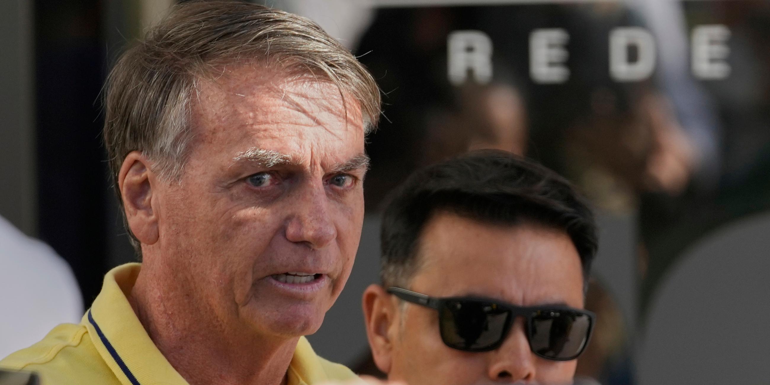 Der ehemalige brasilianische Präsident Jair Bolsonaro kommt im Krankenhaus an, nachdem ihm der Richter des Obersten Gerichtshofs, Alexandre de Moraes, erlaubt hat, seinen Hausarrest für medizinische Untersuchungen zu verlassen. 