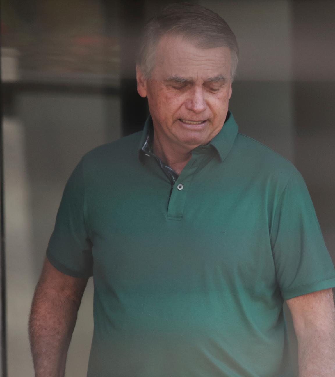 Brasiliens ehemaliger Präsident Jair Bolsonaro steht am Eingang seines Hauses, in dem er unter Hausarrest steht. 
