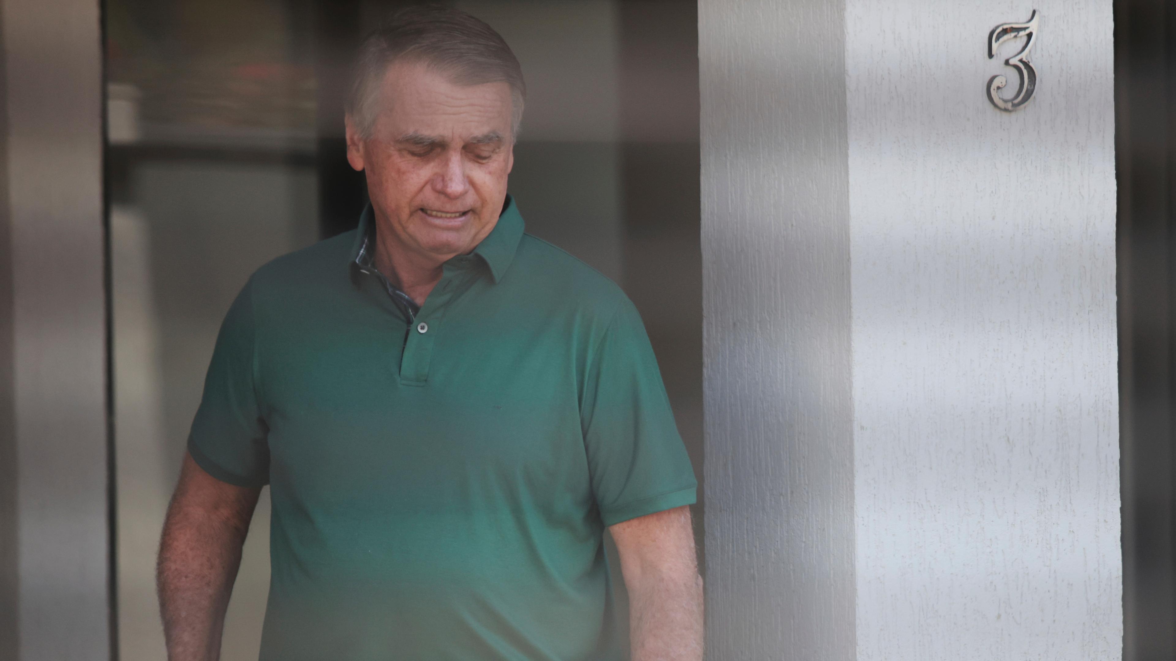 Brasiliens ehemaliger Präsident Jair Bolsonaro steht am Eingang seines Hauses, in dem er unter Hausarrest steht. 