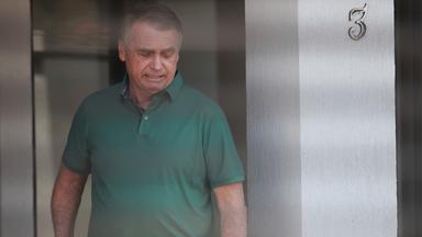 Brasiliens ehemaliger Präsident Jair Bolsonaro steht am Eingang seines Hauses, in dem er unter Hausarrest steht. 
