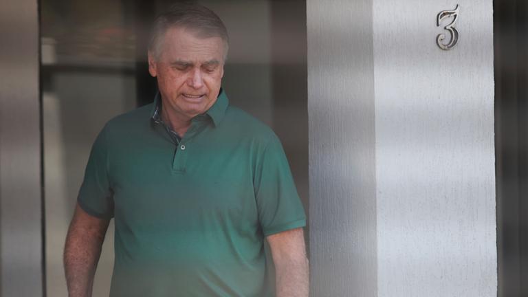 Brasiliens ehemaliger Präsident Jair Bolsonaro steht am Eingang seines Hauses, in dem er unter Hausarrest steht. 