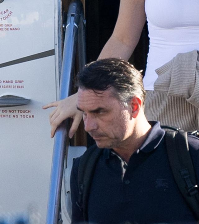 Flavio Bolsonaro steigt am 28. Oktober 2026 nach seiner Ankunft am Opa Locka Executive Airport in Miami, Florida, aus einem Flugzeug.