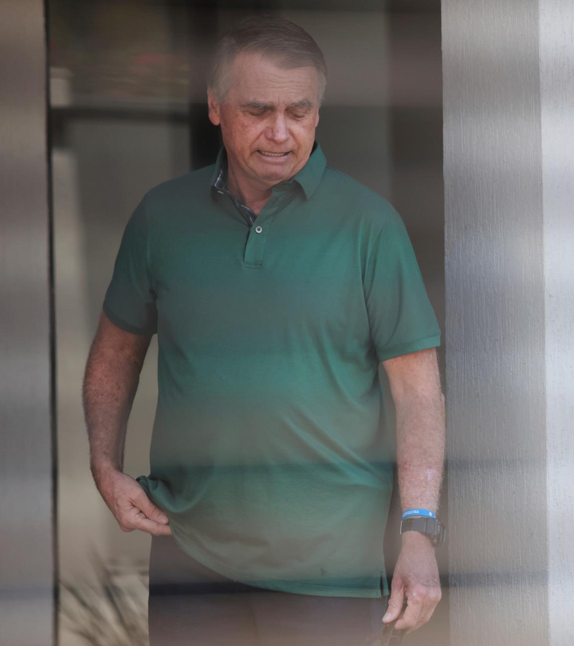 Brasiliens ehemaliger Präsident Jair Bolsonaro steht am Eingang seines Hauses, in dem er unter Hausarrest steht.