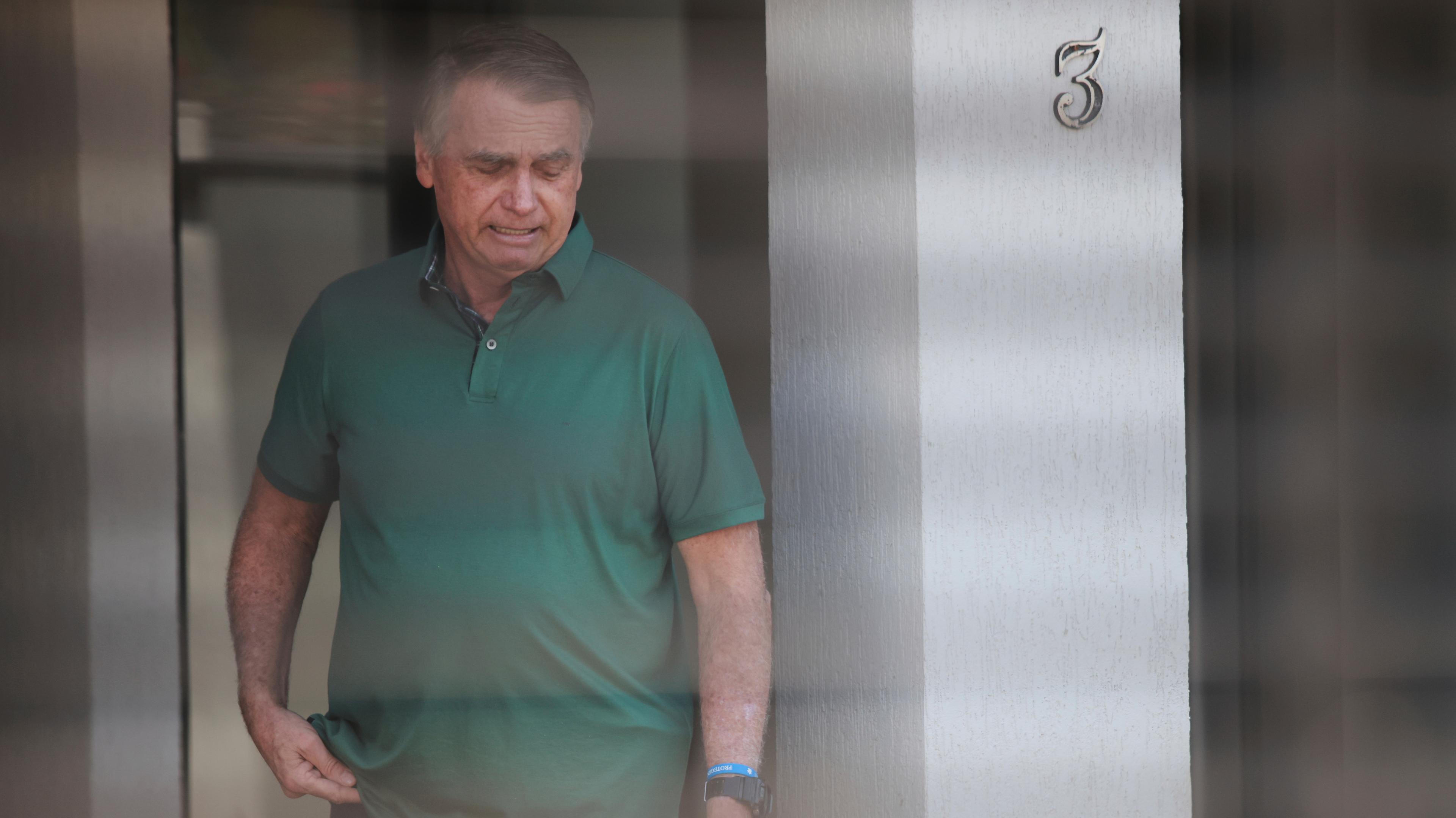 Brasiliens ehemaliger Präsident Jair Bolsonaro steht am Eingang seines Hauses, in dem er unter Hausarrest steht.