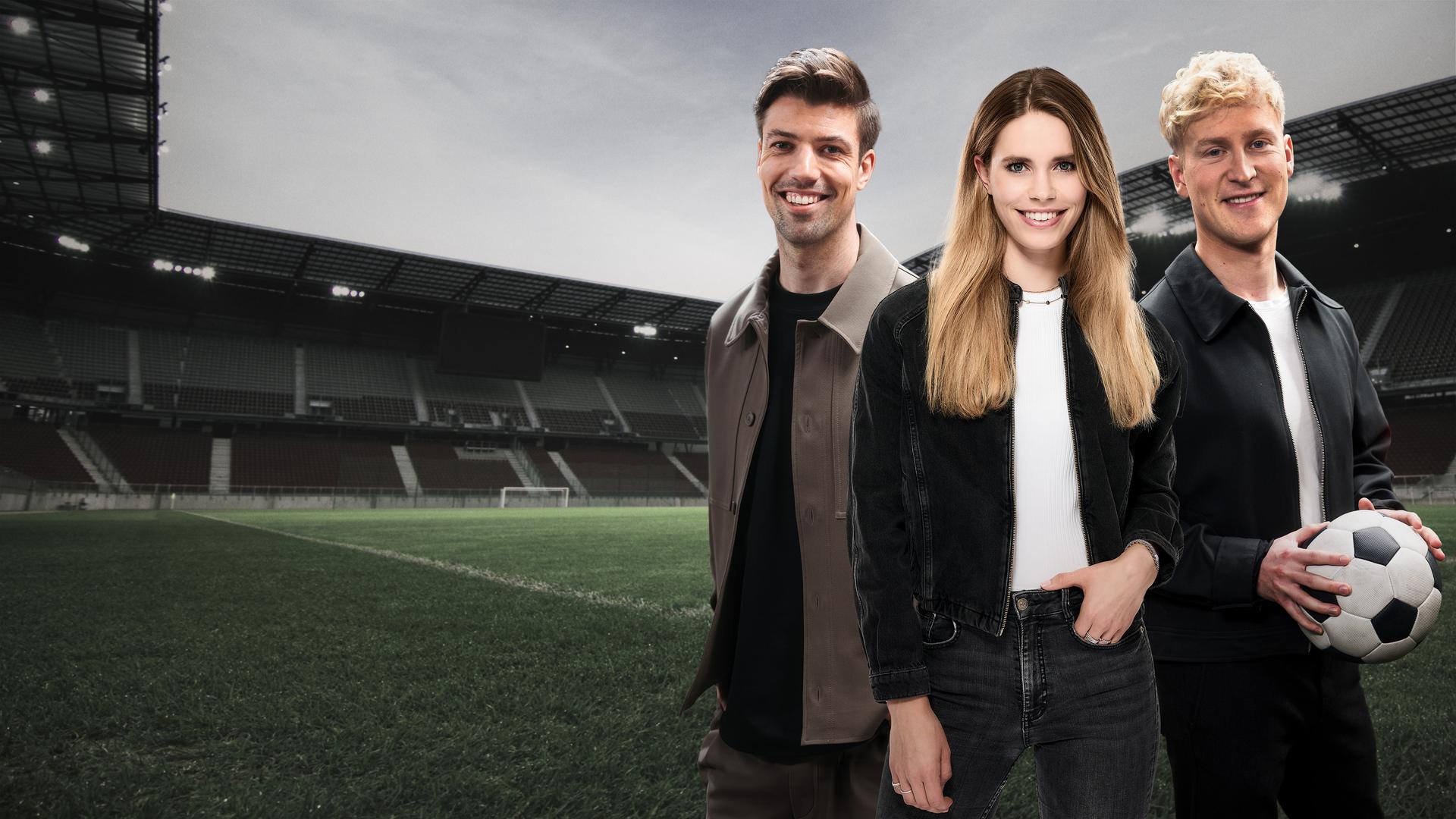 Bolzplatz - Sportjournalisten Lili Engels, Marvin Kirsch (r.) und Janosch Bárhó (l.)