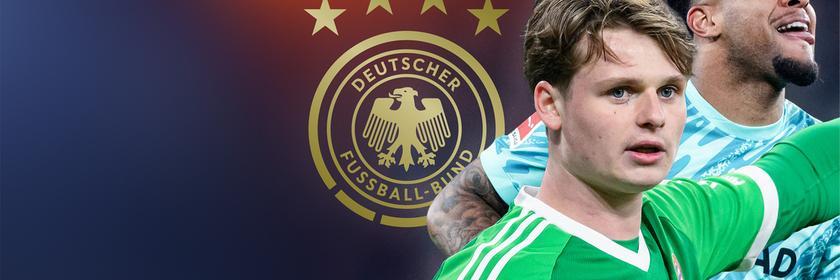 Bolzplatz-Grafik mit den Fußball-Torhütern Jonas Urbig (Bayern München) und Noah Atubolu (SC Freiburg)