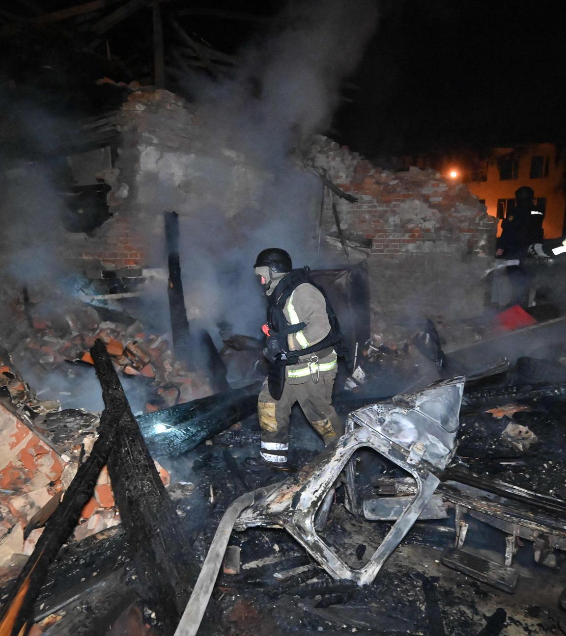 Ein Feuerwehrmann in einem zerstörten Gebäude in der Ukraine