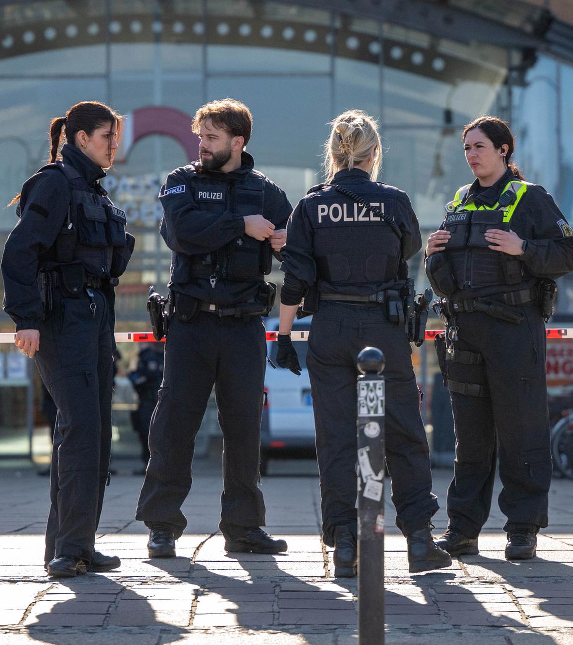 Einsatzkräfte der Polizei sperren den Bremer Hauptbahnhof ab. 
