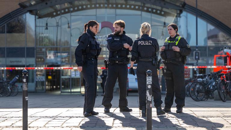 Einsatzkräfte der Polizei sperren den Bremer Hauptbahnhof ab. 