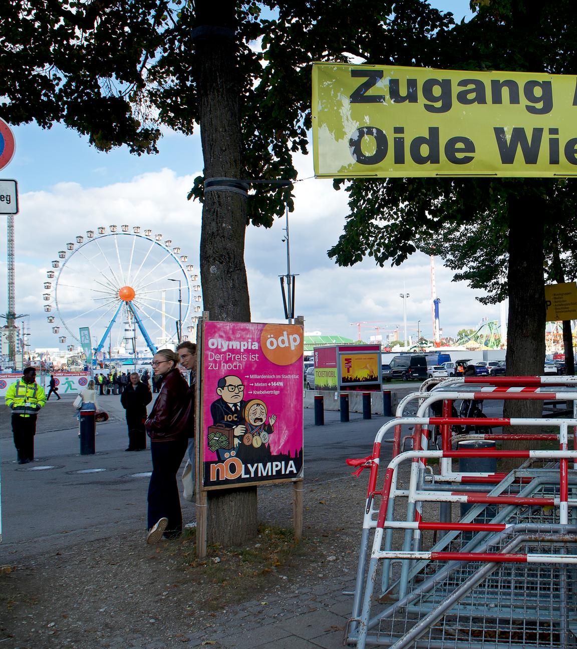Absperrgitter sind vor dem Zugang zum Oktoberfest zu sehen. Das Münchner Oktoberfest bleibt wegen einer Sprengstoffdrohung bis mindestens 17.00 Uhr geschlossen. 