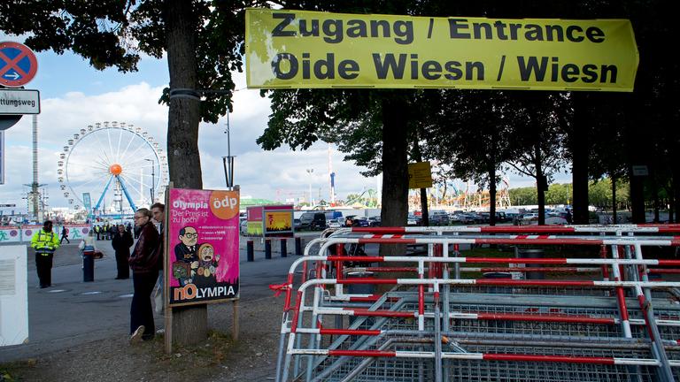 Absperrgitter sind vor dem Zugang zum Oktoberfest zu sehen. Das Münchner Oktoberfest bleibt wegen einer Sprengstoffdrohung bis mindestens 17.00 Uhr geschlossen. 