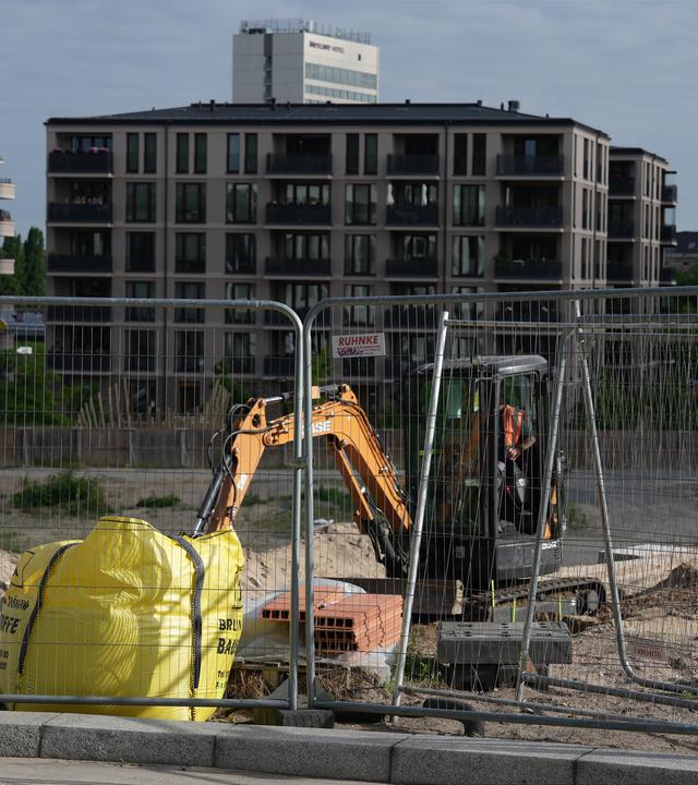 Ein Bagger steht auf der Baustelle an der Leipziger Straße, auf der eine Weltkriegsbombe gefunden wurde.