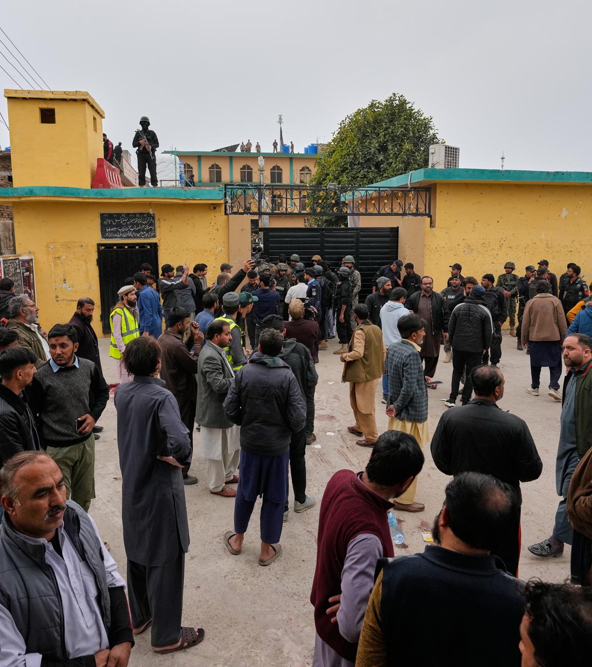 Pakistanische Sicherheitsbeamte und Rettungskräfte versammeln sich am Ort einer Bombenexplosion in einer schiitischen Moschee in Islamabad, Pakistan, Freitag, 6. Februar 2026.