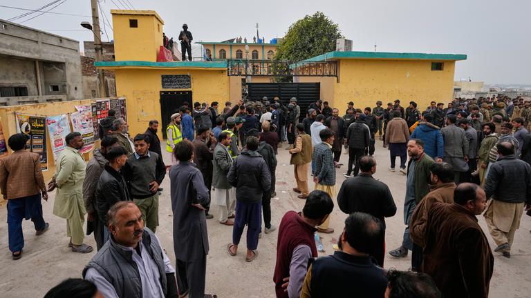 Pakistanische Sicherheitsbeamte und Rettungskräfte versammeln sich am Ort einer Bombenexplosion in einer schiitischen Moschee in Islamabad, Pakistan, Freitag, 6. Februar 2026.