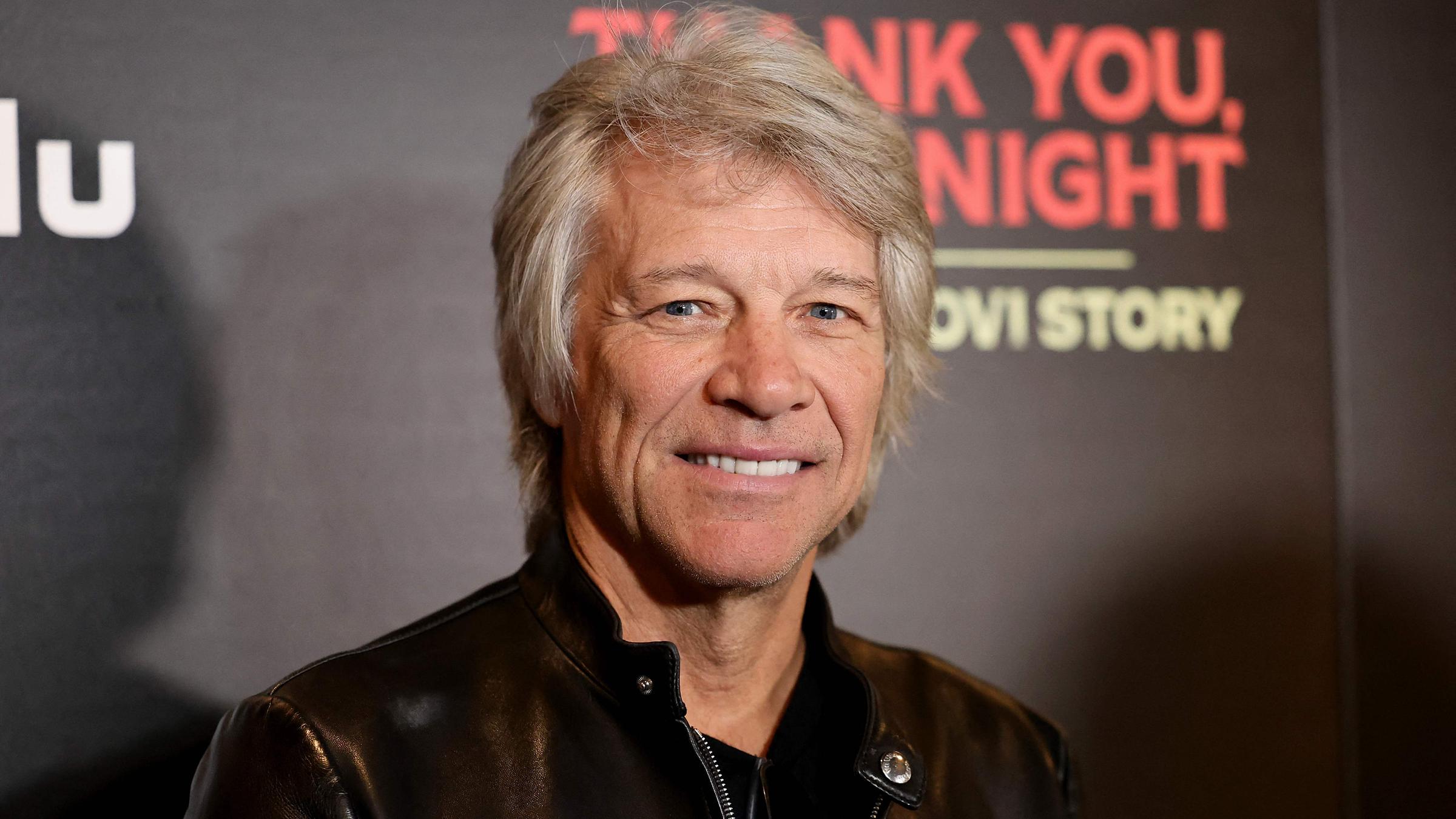 Britain The Bon Jovi Story Premiere, die Bon Jovi Band ist anwesend und posiert lachend vor einem dunkelblauen Hintergrund.