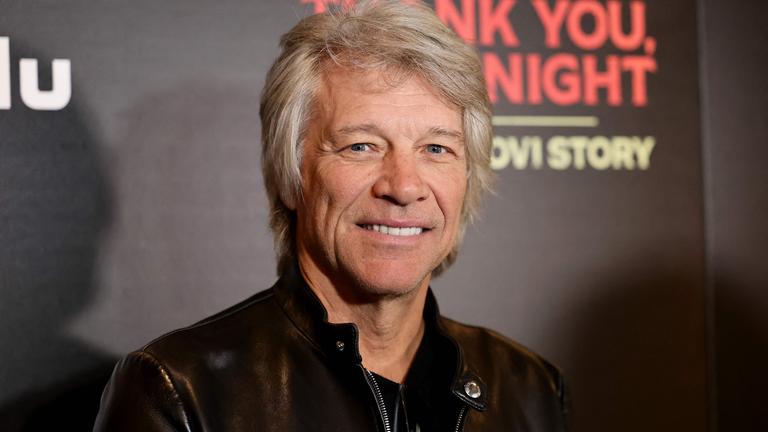 Britain The Bon Jovi Story Premiere, die Bon Jovi Band ist anwesend und posiert lachend vor einem dunkelblauen Hintergrund.