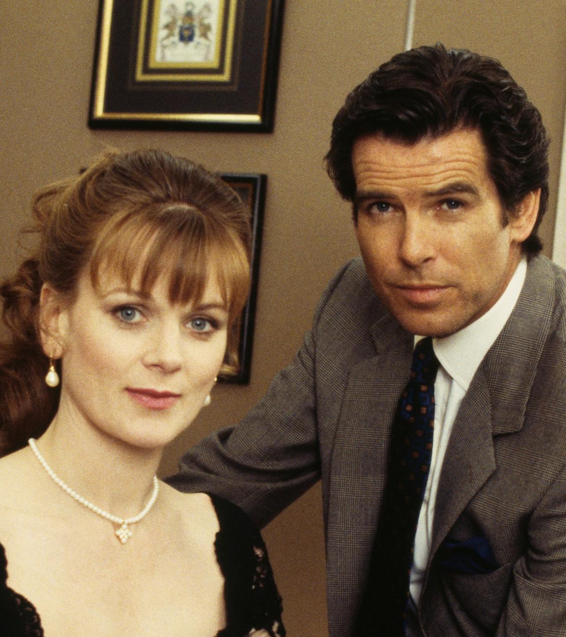 Der irische Schauspieler Pierce Brosnan ist als James Bond zusammen mit der Schauspielerin Samantha Bond als Miss Moneypenny auf einem Werbefoto für den Film „GoldenEye“ von 1995 zu sehen.