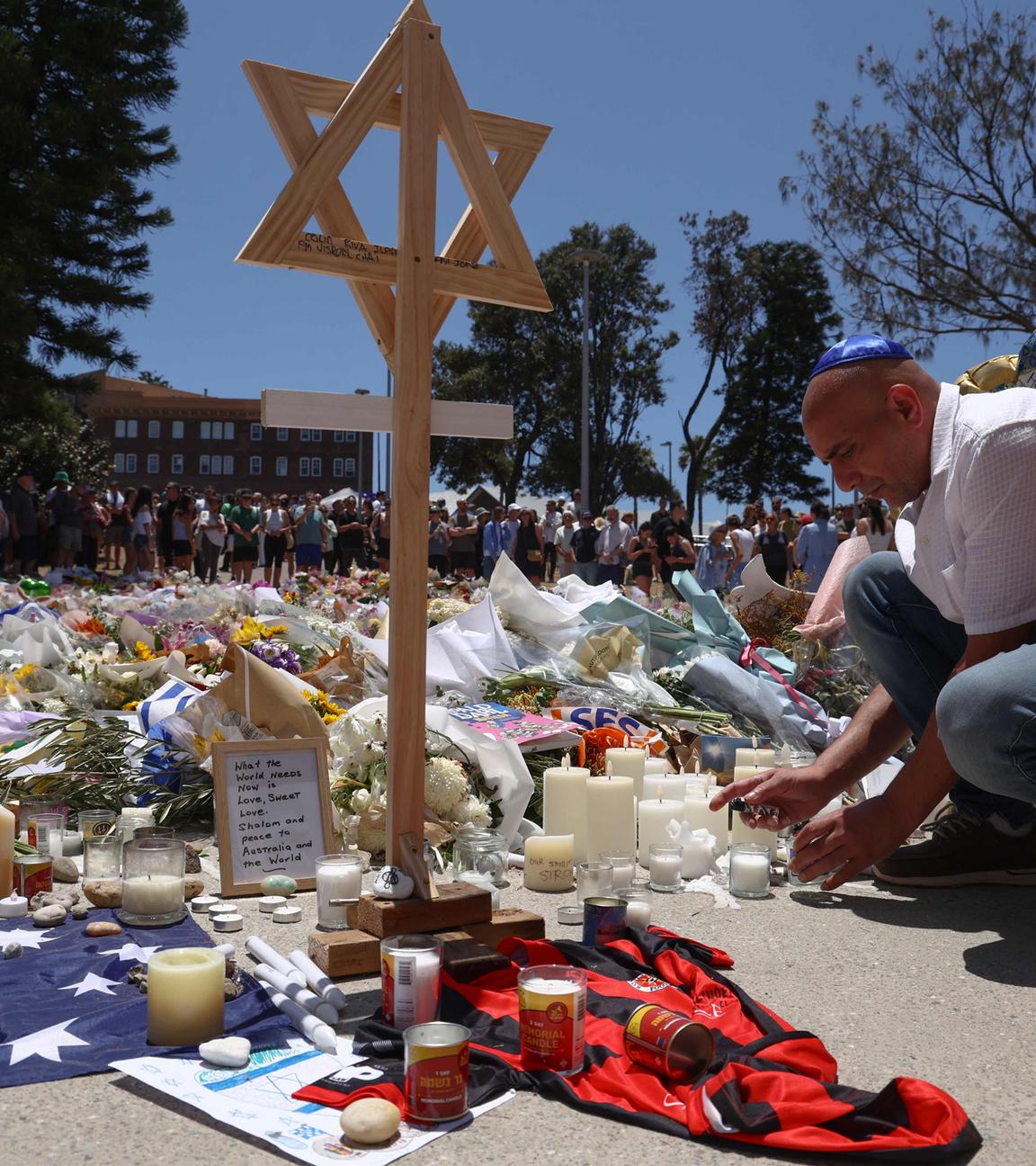 Kerzen zum Gedenken an die Opfer des Anschlags am Bondi Beach.