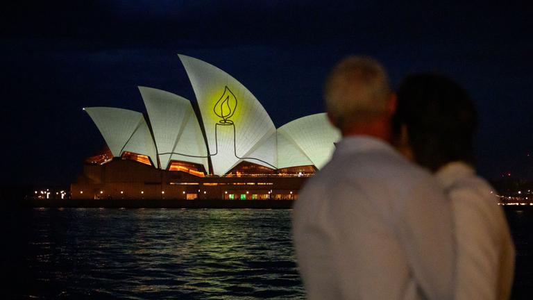  The Sydney Opera House is illuminated with candlelights in Sydney on December 21, 2025, as part of a national day of reflection honouring the victims of the Bondi Beach terrorist attack.