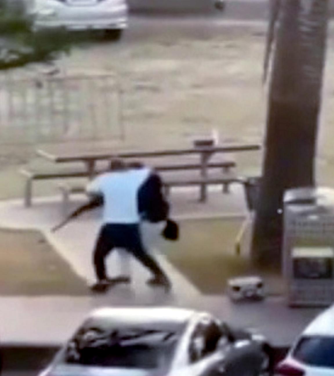 Screenshots vom Attentat am Bondi Beach als ein Mann einen der beiden Angreifer entwaffnet und überwältigt.