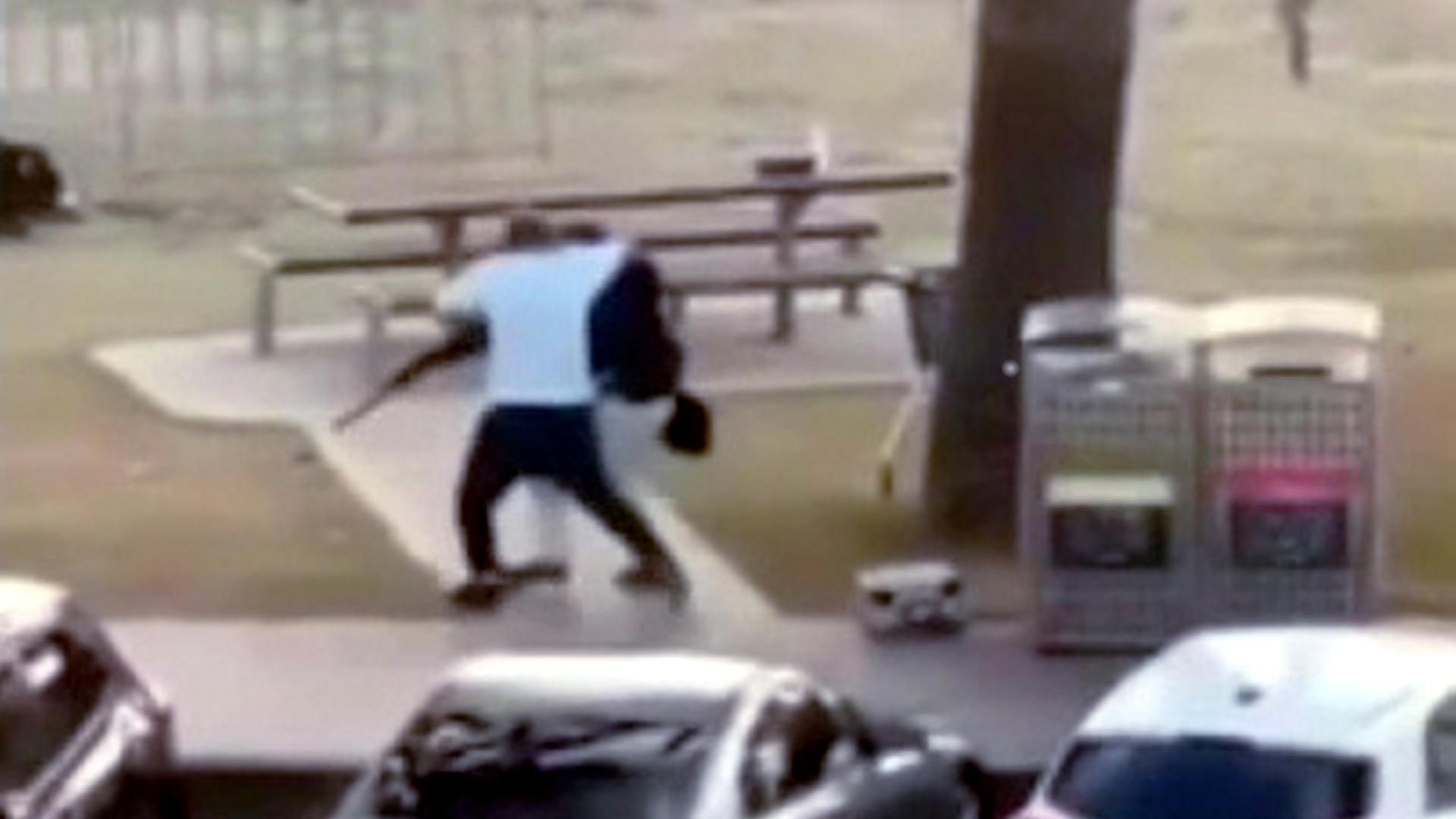 Screenshots vom Attentat am Bondi Beach als ein Mann einen der beiden Angreifer entwaffnet und überwältigt.