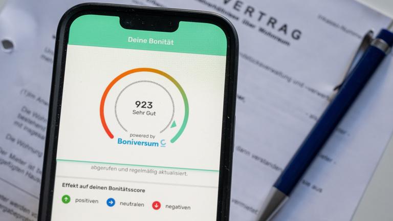 Typical: Ein Screenshot der App Bonify ist auf dem Bildschirm eines Mobiltelefon vor einem Mietvertrag zu sehen.