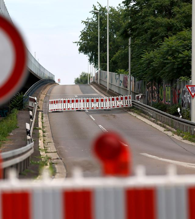 Die Auffahrt der Nordbrücke in Bonn ist mit Schildern abgesperrt.