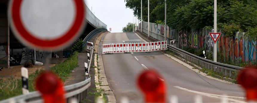 Die Auffahrt der Nordbrücke in Bonn ist mit Schildern abgesperrt.