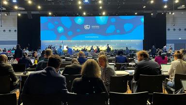 Nordrhein-Westfalen, Bonn: Delegierte der UN-Klimakonferenz sitzen im World Conference Center.