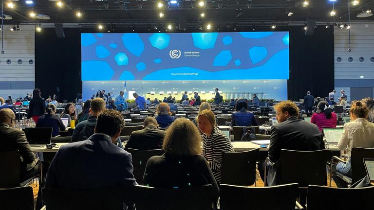 Nordrhein-Westfalen, Bonn: Delegierte der UN-Klimakonferenz sitzen im World Conference Center.