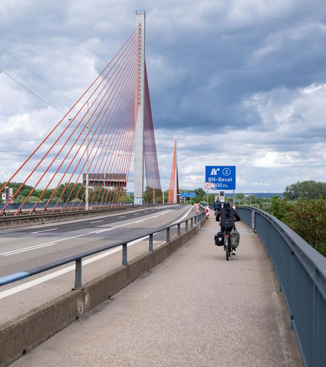 Radfahrer sind auf der Friedrich-Ebert-Brücke (Rheinbrücke Nord) unterwegs, die ab sofort gesperrt ist, am 03.06.2026 in Bonn.