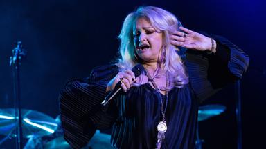 Die Sängerin Bonnie Tyler singt während eines Konzerts der Tour "40 Jahre Total Eclipse of the Heart" am 02.10.2023 im Admiralspalast.