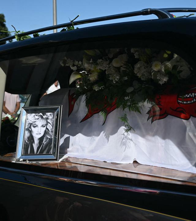 Ein Leichenwagen mit dem Sarg der verstorbenen Sängerin Bonnie Tyler wird durch ihre Heimatstadt Mumbles im Südwesten von Wales gefahren.