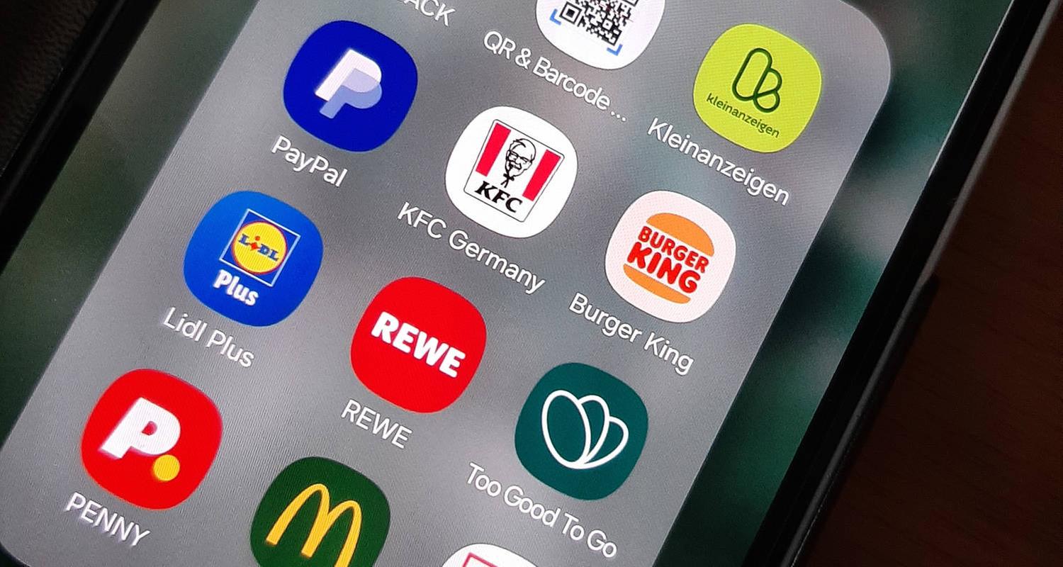 Apps verschiedener Supermärkte und Rabattsysteme auf einem Smartphone