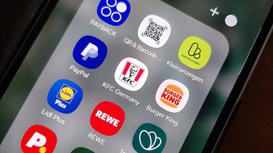 Apps verschiedener Supermärkte und Rabattsysteme auf einem Smartphone