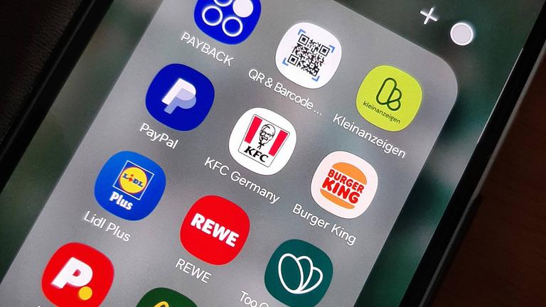 Apps verschiedener Supermärkte und Rabattsysteme auf einem Smartphone