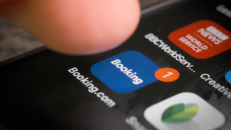 Booking.com App auf einem Smartphone