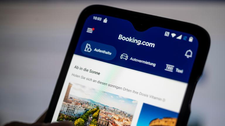 App von Booking.com auf einem Smartphone