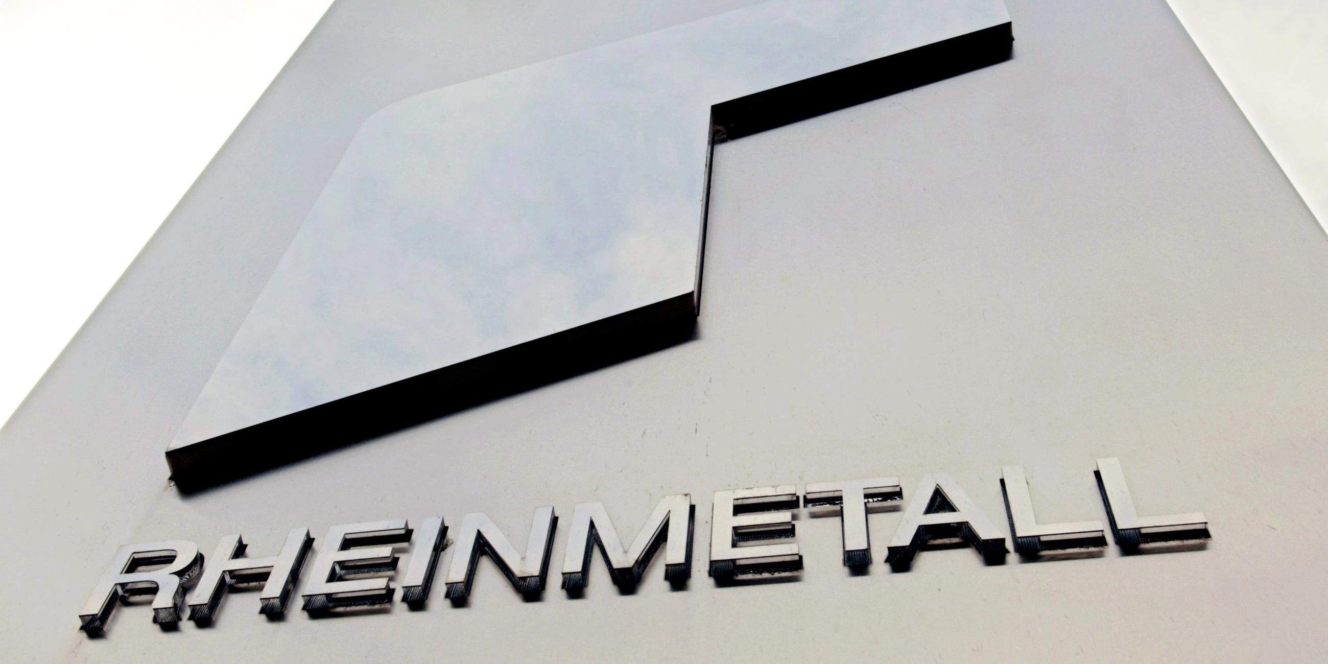Eine Säule mit dem Logo des Rüstungs- und Automobiltechnik-Konzerns Rheinmetall steht am Dienstag (22.03.2005) vor der Konzernzentrale in Düsselorf. 