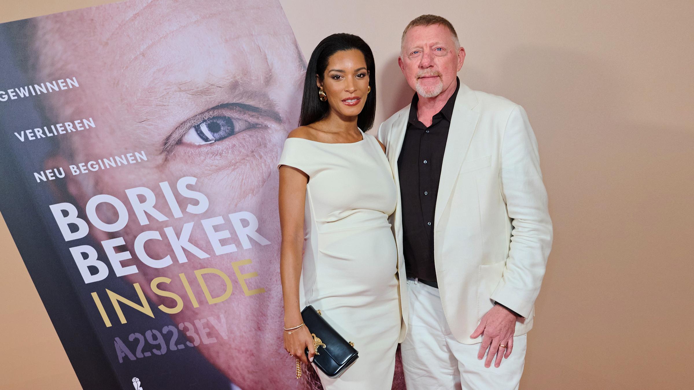Begleitet von seiner schwangeren Ehefrau Lilian de Carvalho Monteiro feiert Tennislegende Boris Becker in Berlin die Premiere seines neuen Buches.