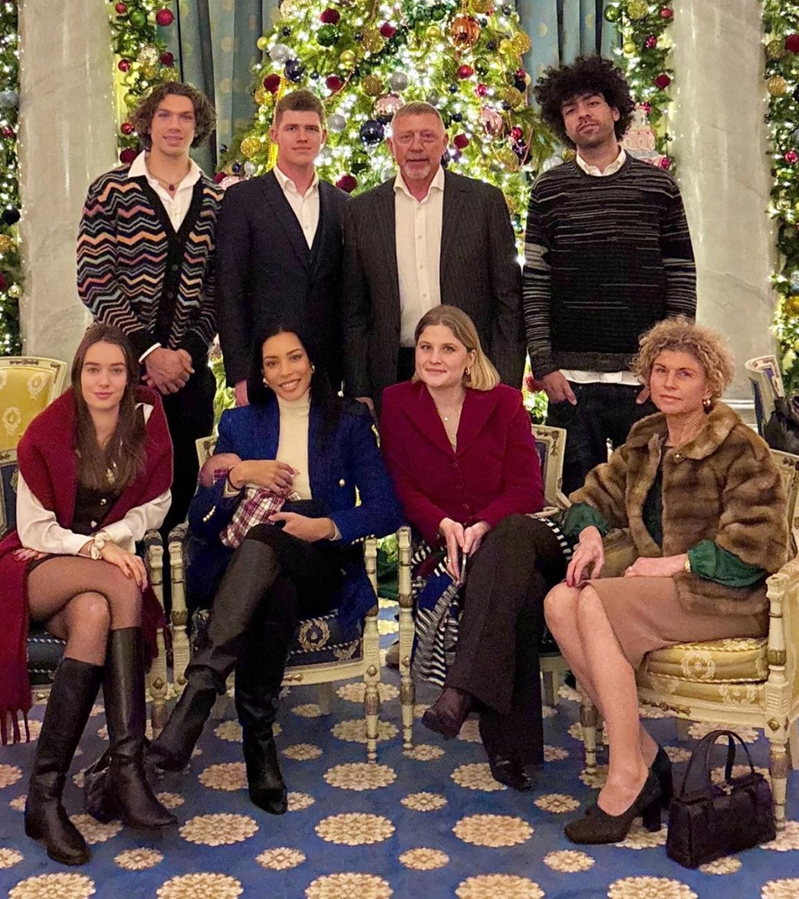 Boris Becker posiert gemeinsam mit seiner Familie vor einem Weihnachtsbaum.