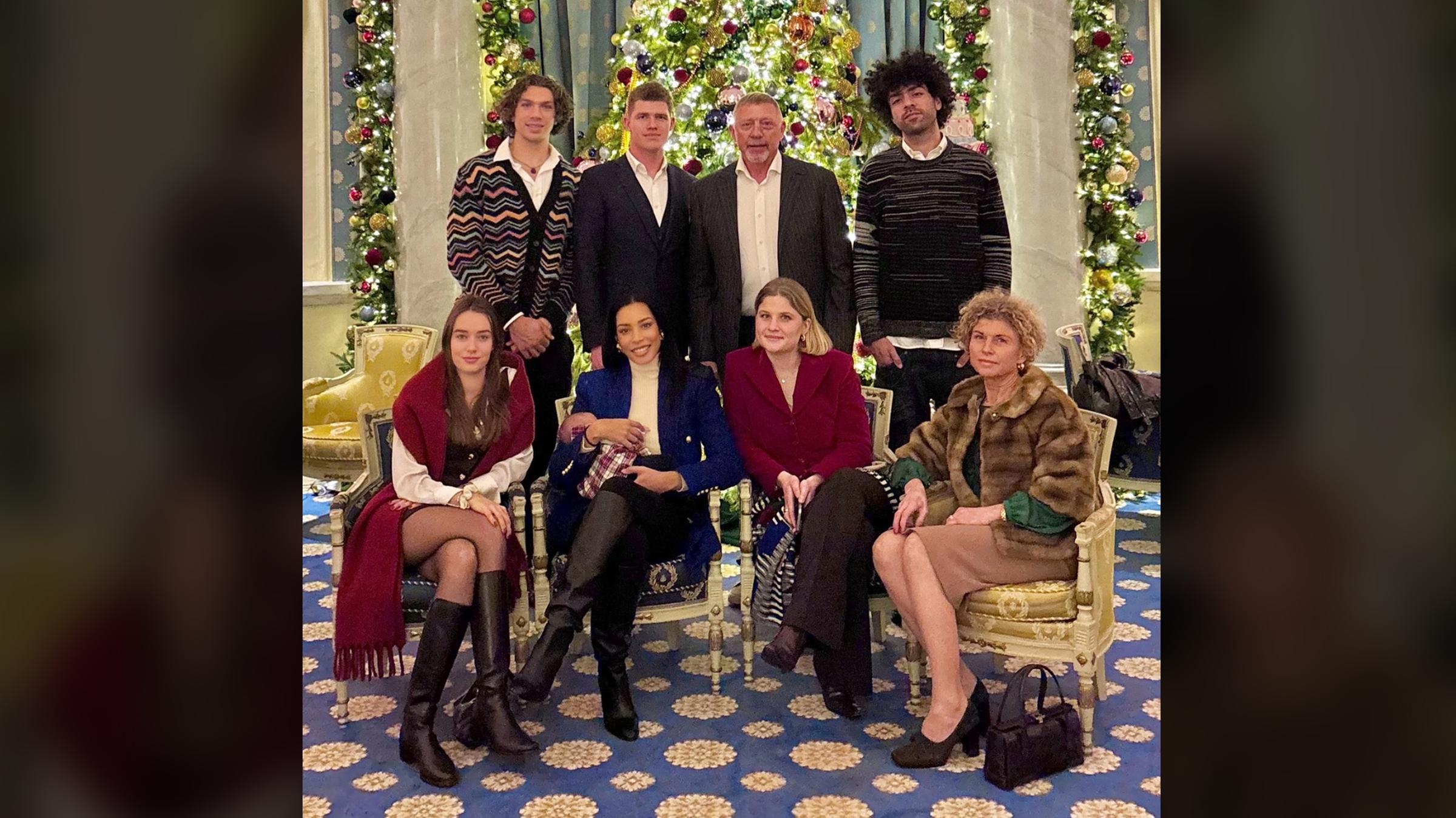 Boris Becker posiert gemeinsam mit seiner Familie vor einem Weihnachtsbaum.