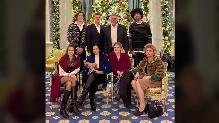 Boris Becker posiert gemeinsam mit seiner Familie vor einem Weihnachtsbaum.