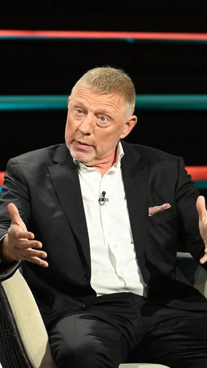 Boris Becker redet und gestikuliert im TV-Studio von Markus Lanz