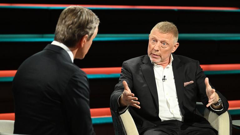 Boris Becker redet und gestikuliert im TV-Studio von Markus Lanz