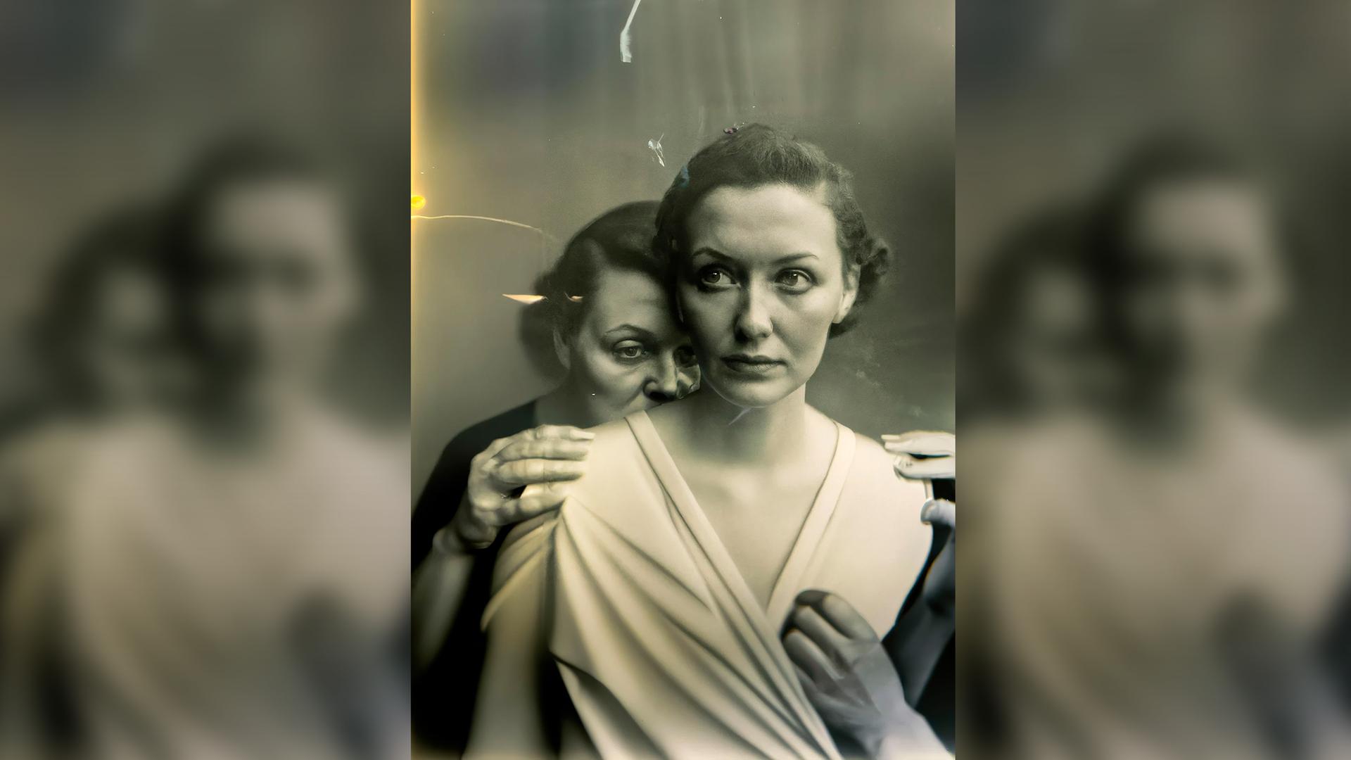 Das Werk „PSEUDOMNESIA | The Electrician” von Boris Eldagsen (Promptografie, 2022, courtesy Photo Edition Berlin)