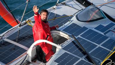 Boris Herrmann winkt von seinem Boot Malizia Seaexplorer