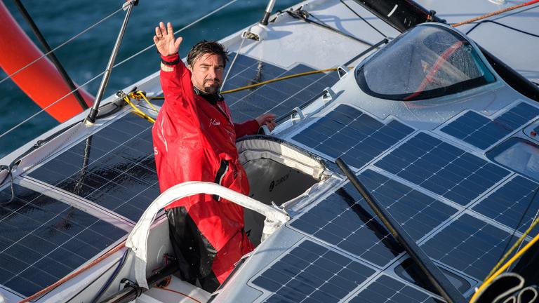 Boris Herrmann winkt von seinem Boot Malizia Seaexplorer