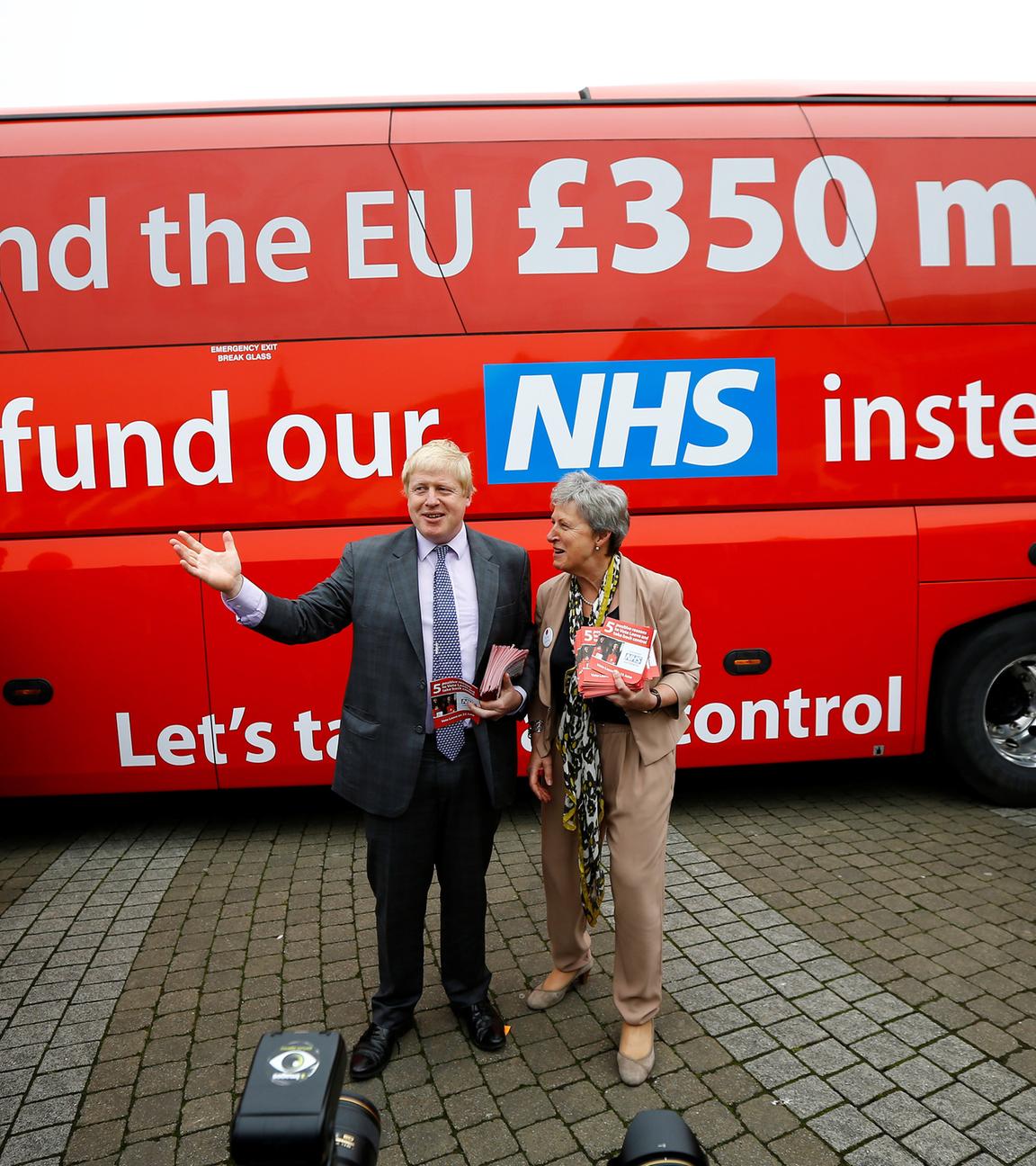 Boris Johnson vor einem Wahlkampfbus der "Vote Leave"-Kampagne 